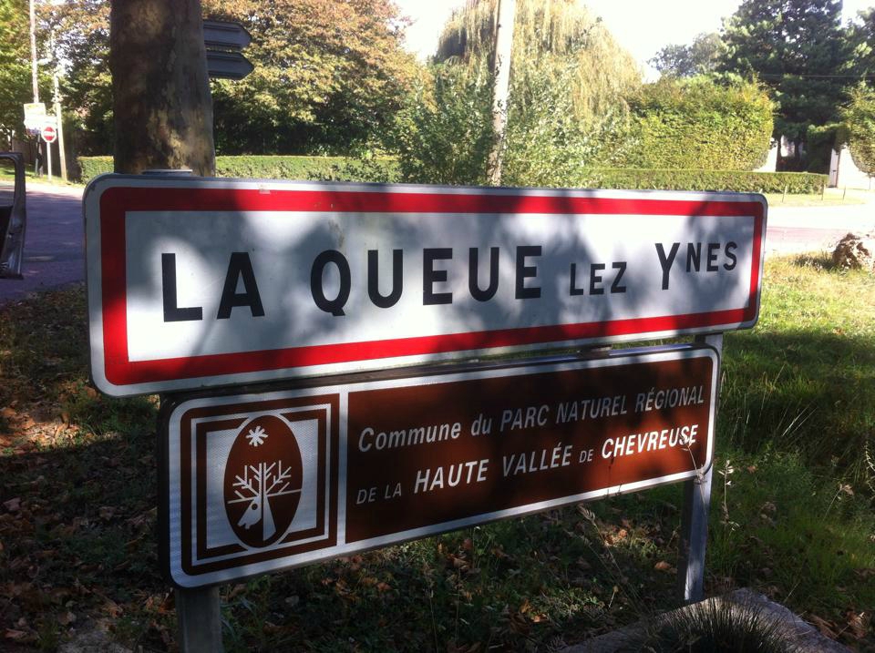 Issue with the spelling of a French town - La Queue-lez-Yvelines