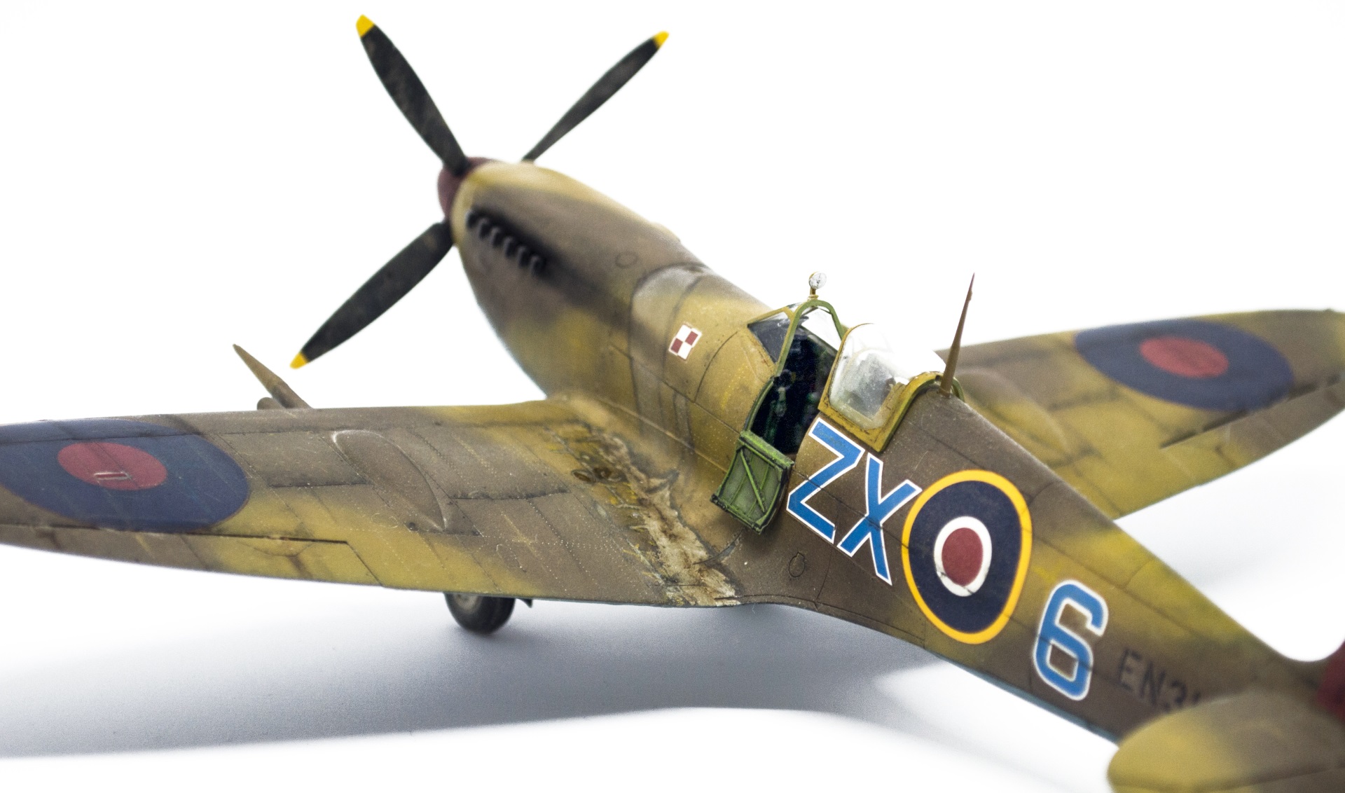 Spitfire Mk IXc "early" - Eduard 1/48 - Cirque Skalski - Scénette FINIE 18041310232222113415666334