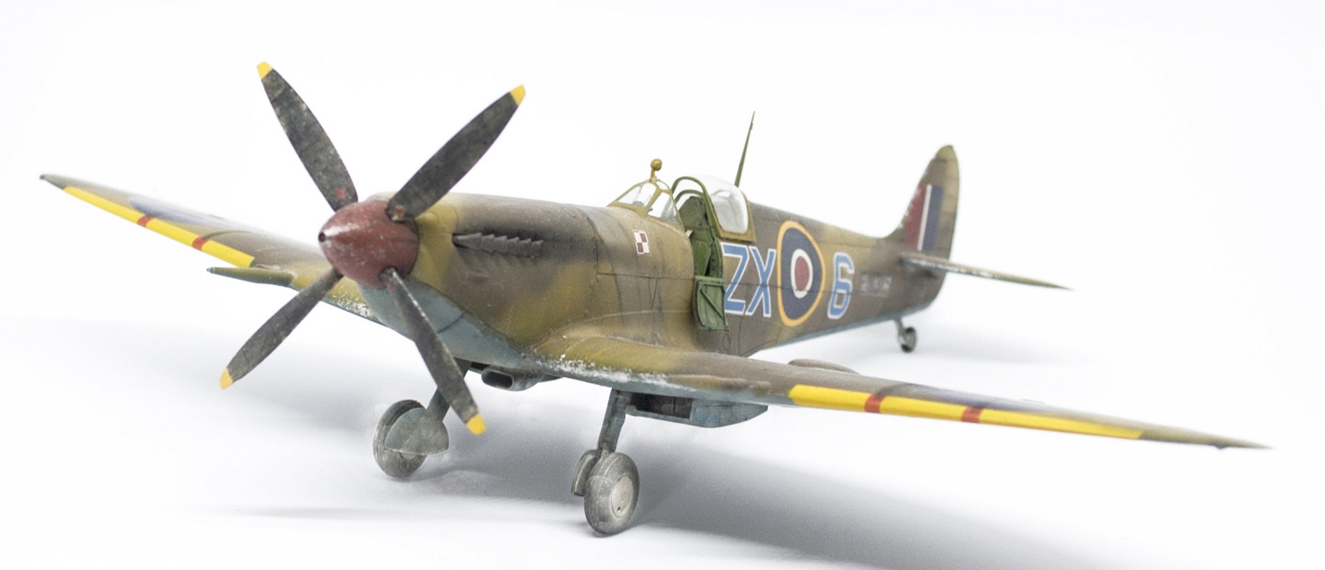 Spitfire Mk IXc "early" - Eduard 1/48 - Cirque Skalski - Scénette FINIE 18041310232522113415666335