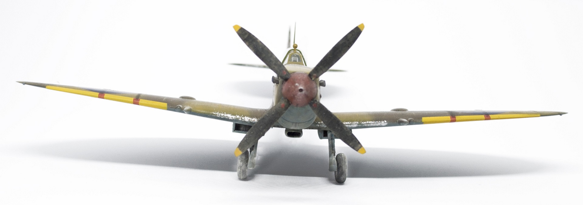Spitfire Mk IXc "early" - Eduard 1/48 - Cirque Skalski - Scénette FINIE 18041310232722113415666336