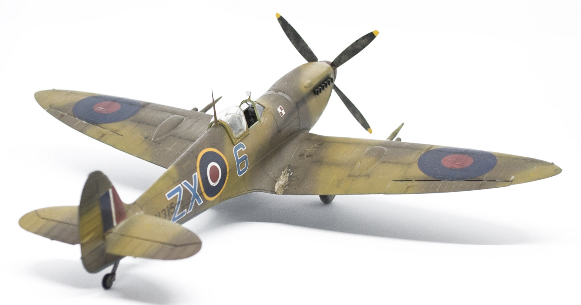 Spitfire Mk IXc "early" - Eduard 1/48 - Cirque Skalski - Scénette FINIE 18041310232922113415666337