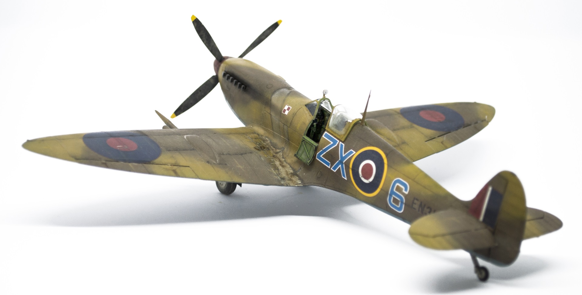 Spitfire Mk IXc "early" - Eduard 1/48 - Cirque Skalski - Scénette FINIE 18041310233222113415666338