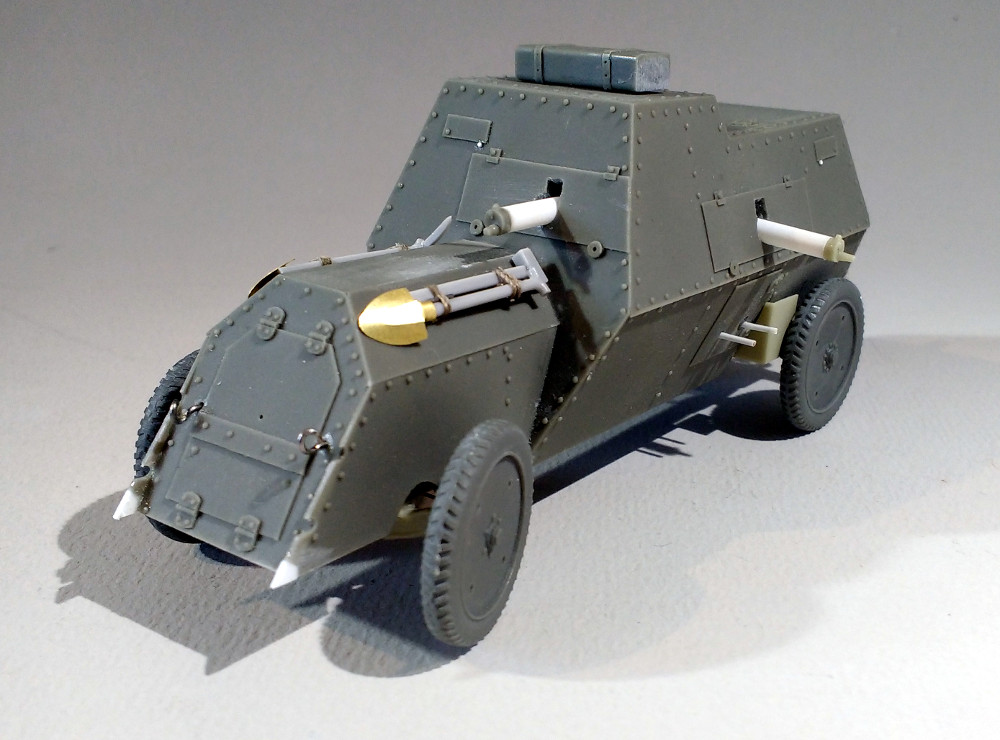 Maquette 1:35 – Automitrailleuse Mgebrov Renault (WW1) – Modelkit.fr