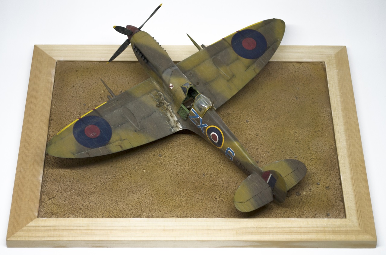 Spitfire Mk IXc "early" - Eduard 1/48 - Cirque Skalski - Scénette FINIE 18050809574022113415704795