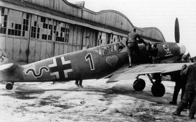 Messerschmitt-Bf-109F4-8.JG54-(B1+_)-Max-Hellmuth-Ostermann-Russia-May-1942-02
