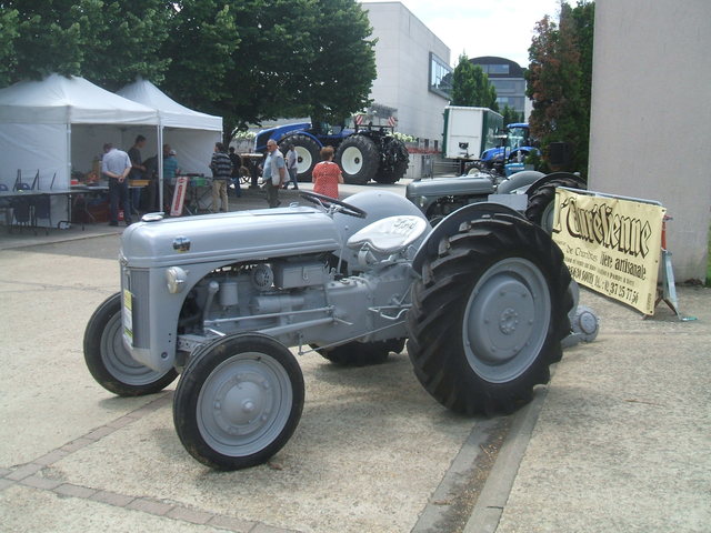 28 CHARTRES : PASSION FORD au Compa le 30 juin 2013 ! 18062607082021374015780075