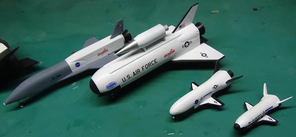Reusable Launch Vehicles : montage d'une collection de kits au 144e (Anigrand) 18081010513823134915843441