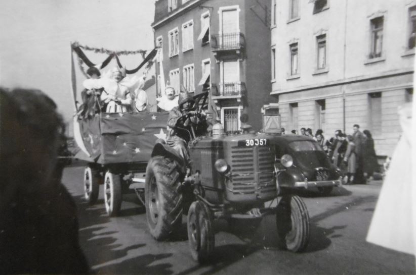 Corsos fleuris, défilés, cavalcades, chars et tracteurs décorés - Page 5 18081408160024252515847075