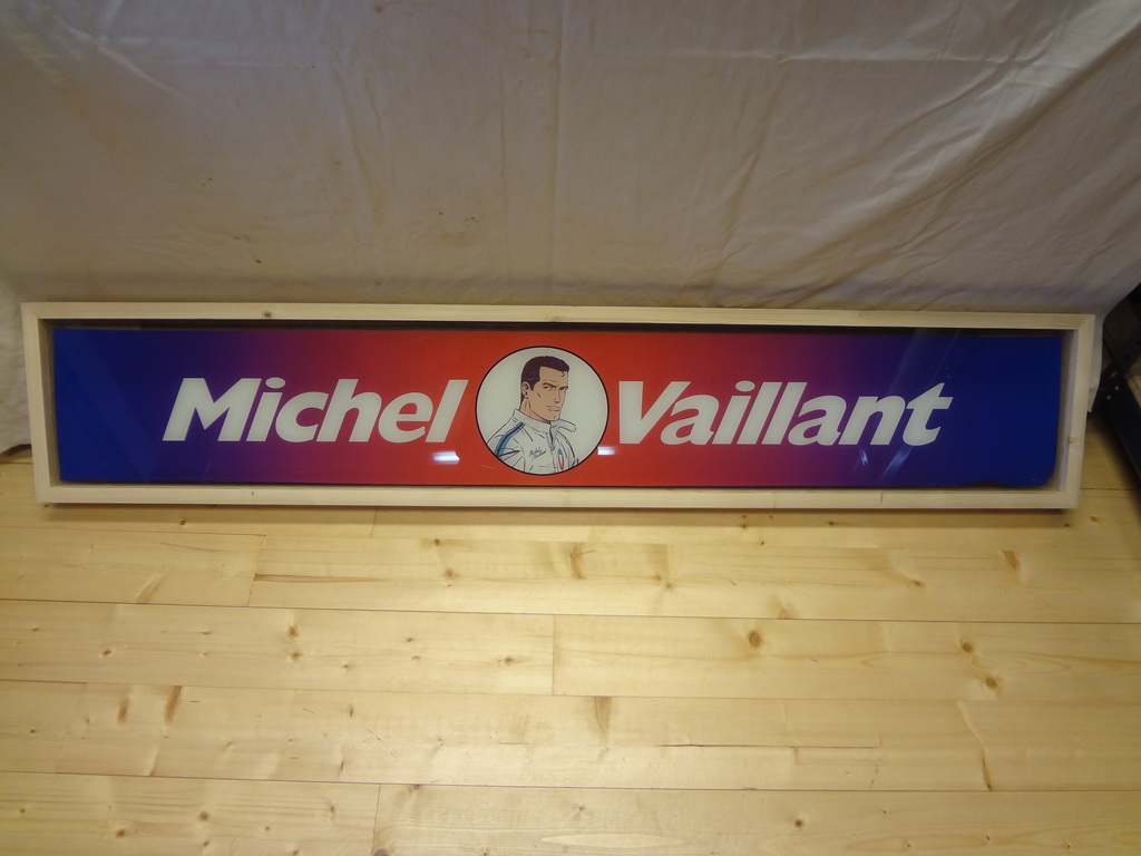 Les vitrages du stand du club Michel Vaillant au cirduit de Zolder 18110402370823698915979923