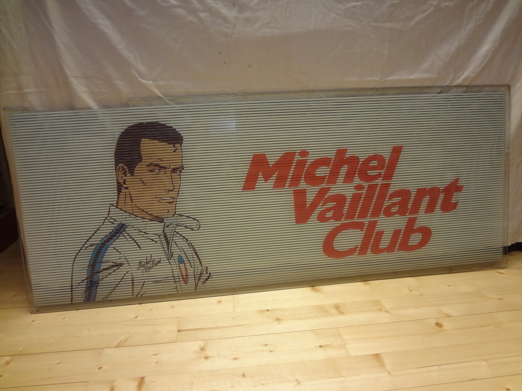 Les vitrages du stand du club Michel Vaillant au cirduit de Zolder 18110402380823698915979925