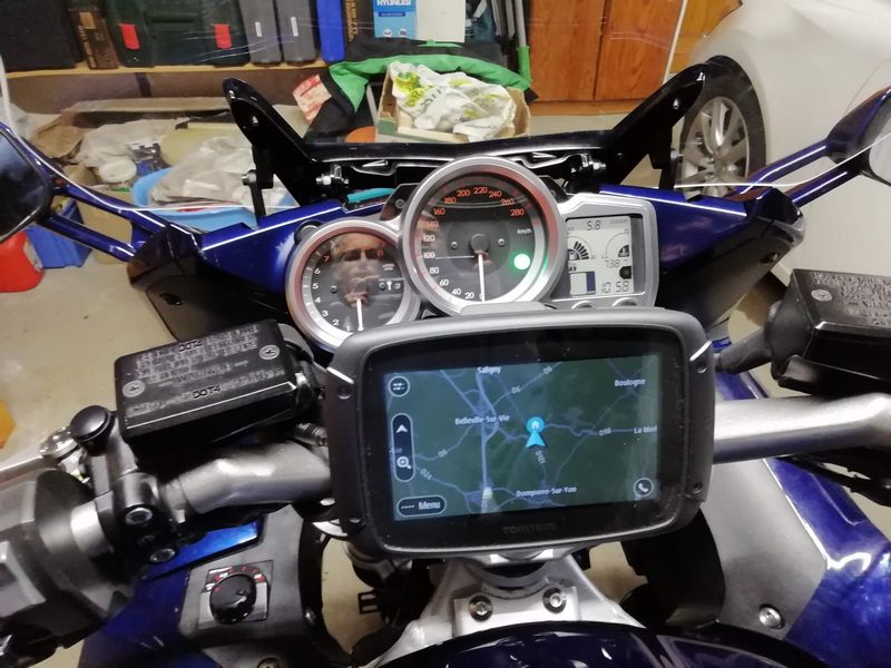 Où brancher un GPS sur FJR 2007 ? 18120111042823701516020911