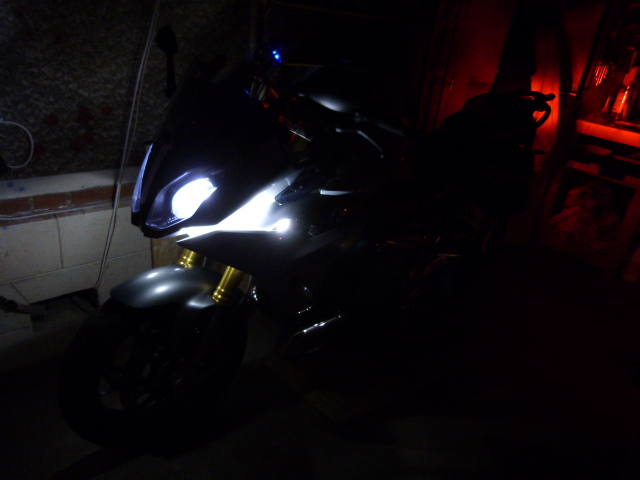 La nuit, toutes les motos sont grise (et peu visible)... 18121505355724329316037788