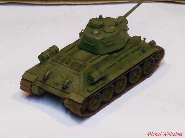 T34/76 Lance flamme . 1/72 maquette UM 1902050609235625616107927