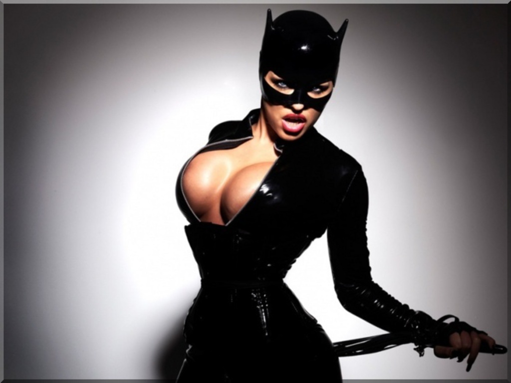 catwoman-batman-comic-cosplay-sexy-cleavage