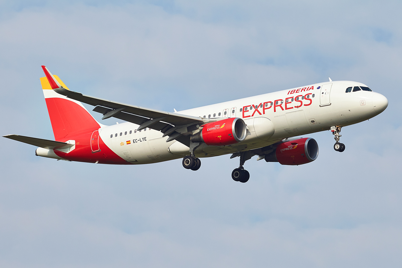 [09/10/2016] Airbus A320SL (EC-LYE) Iberia Express "Pull&Bear" c/s 1904150615085493216200444