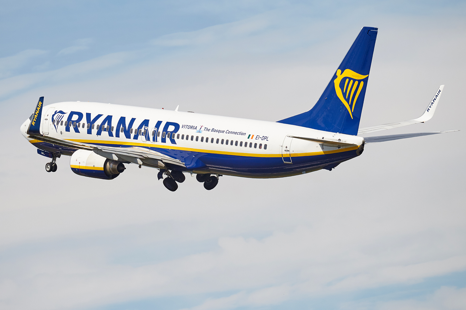 [02/06/2019] Boeing 737-800 (EI-DPL) Ryanair patch "Vitoria" 1906030128205493216260792