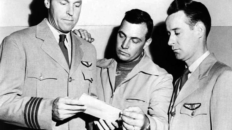 Small pilots captain EJ Smith, Kenneth Arnold, captain Ralph E Stevens looking a photo