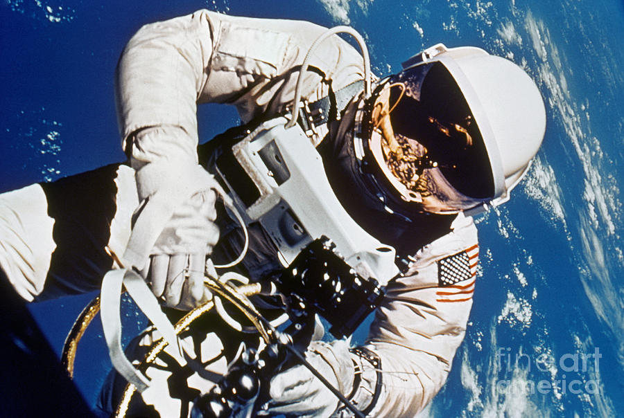 La Speedmaster sur la lune ! Il y a 50 ans… 938731-gemini-4-spacewalk-1965-granger