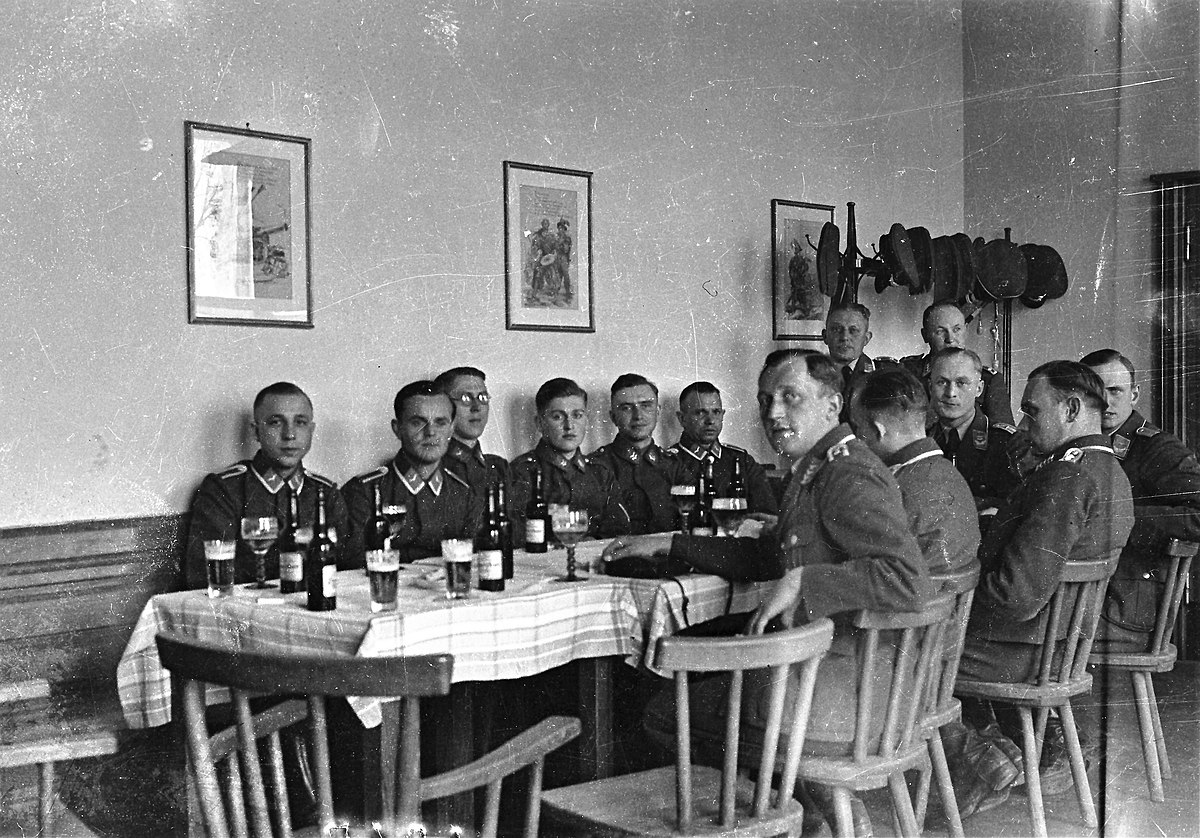 Luftwaffe_soldiers_socializing