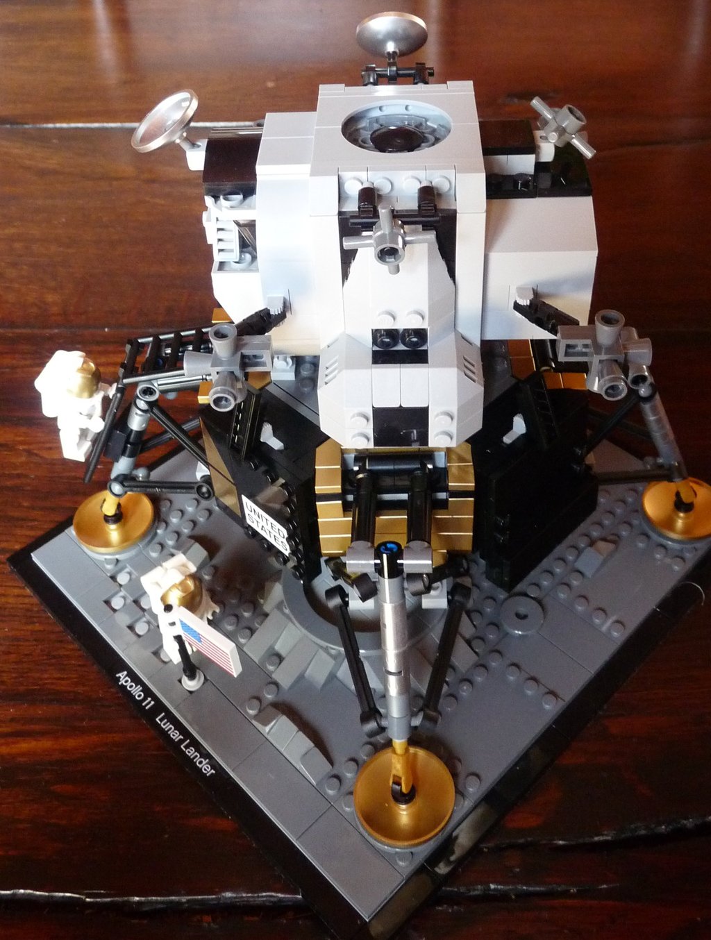 Saturn V au 110e en LEGO + LM 805166-LM-02