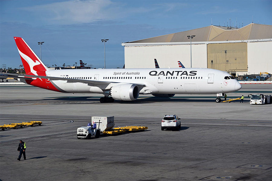 Small Qantas 787-superJumbo