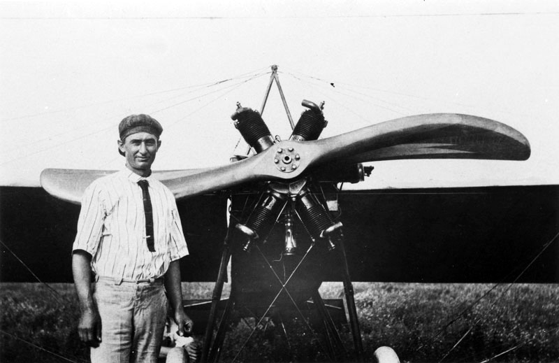 https://nsm09.casimages.com/img/2019/09/23//kFvmIb-Small-ClydeCessna-with-his-Aircraft.jpg