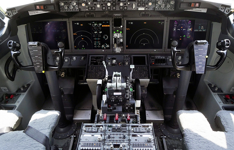 https://nsm09.casimages.com/img/2019/09/27//tFMnIb-Small-cockpit-MAX.jpg