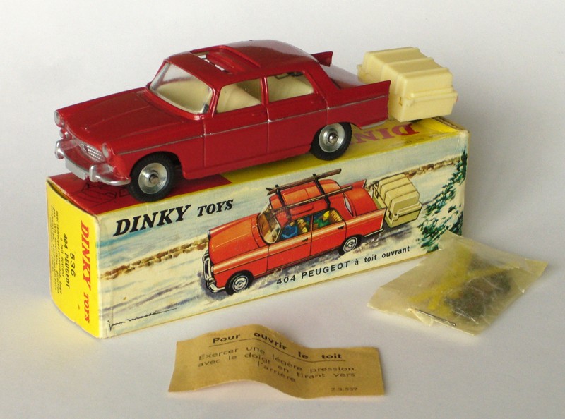 #2142 Peugeot 404 avec remorque Dinky-Toys face sur boite 2 web