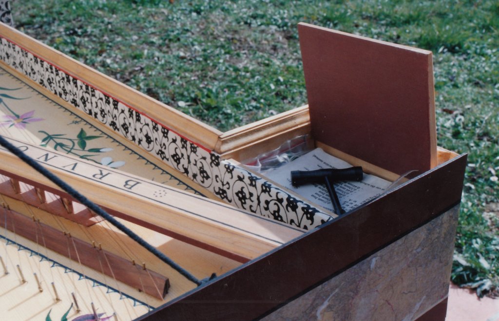 Fabrication d'instruments de musique anciens de bgire - Page 2 LmNjJb-1992-Kind-Virginal-73