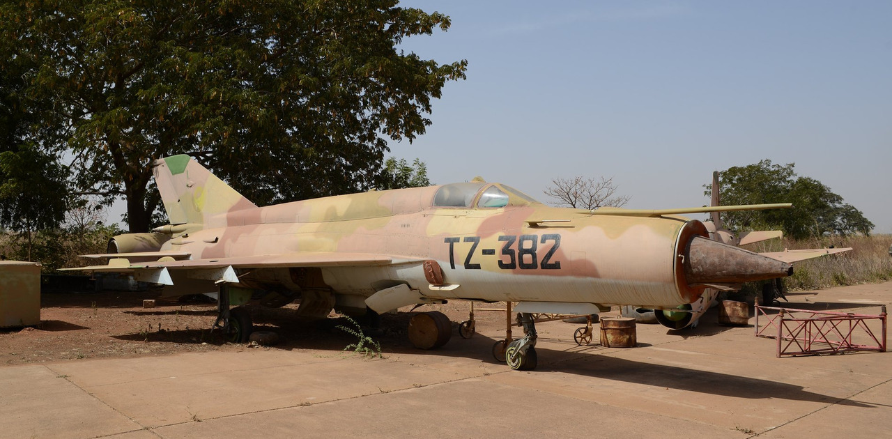 Screenshot_2020-03-29 MiG-21bis-SAU TZ-382 c n N75028622 ex Mali-AF Stored Bamako-Sénou, December 2014 