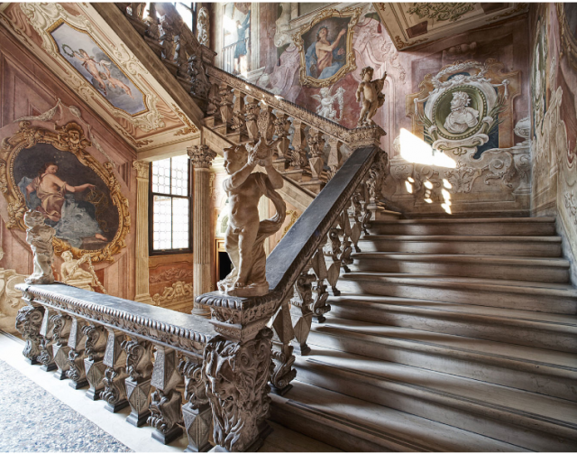 padova-palazzo cavalli-escalier a fresques