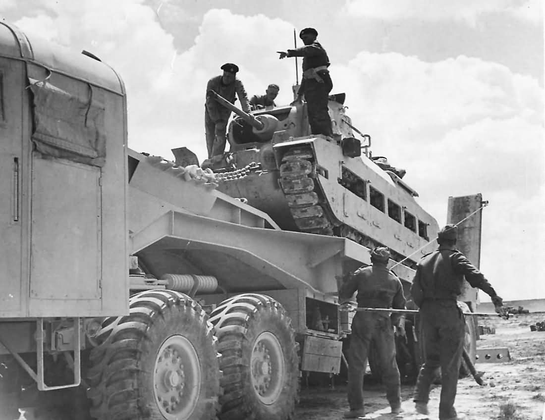 Matilda_Tank_Loaded_for_Transport_North_Africa_Desert_1942