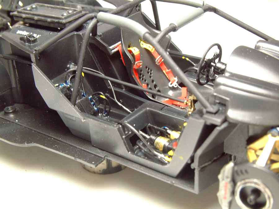 Mc Laren F1 GTR "Le Mans 97" - 1/24e [Aoshima] - Page 2 PnIEJb-mclaren-interieur16