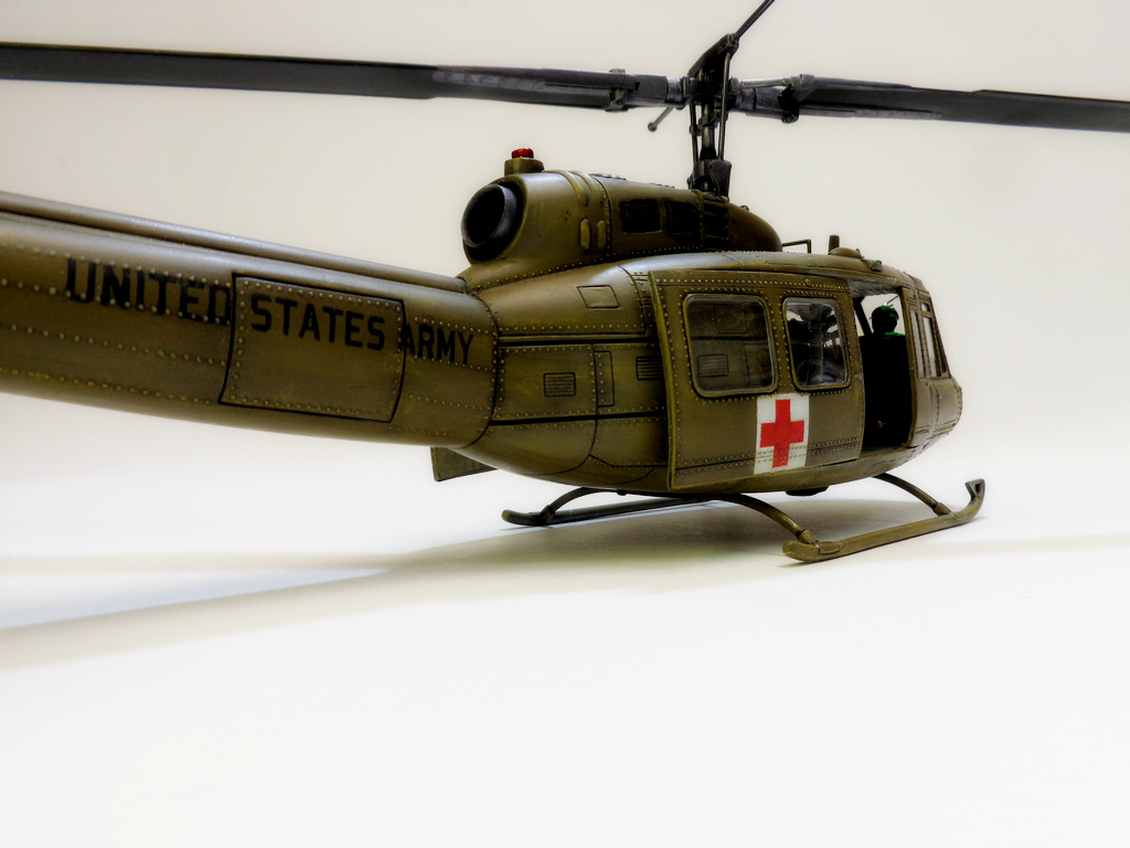 Bell UH-1D "Huey" - Dragon-1/35  1ejKJb-DSC01176