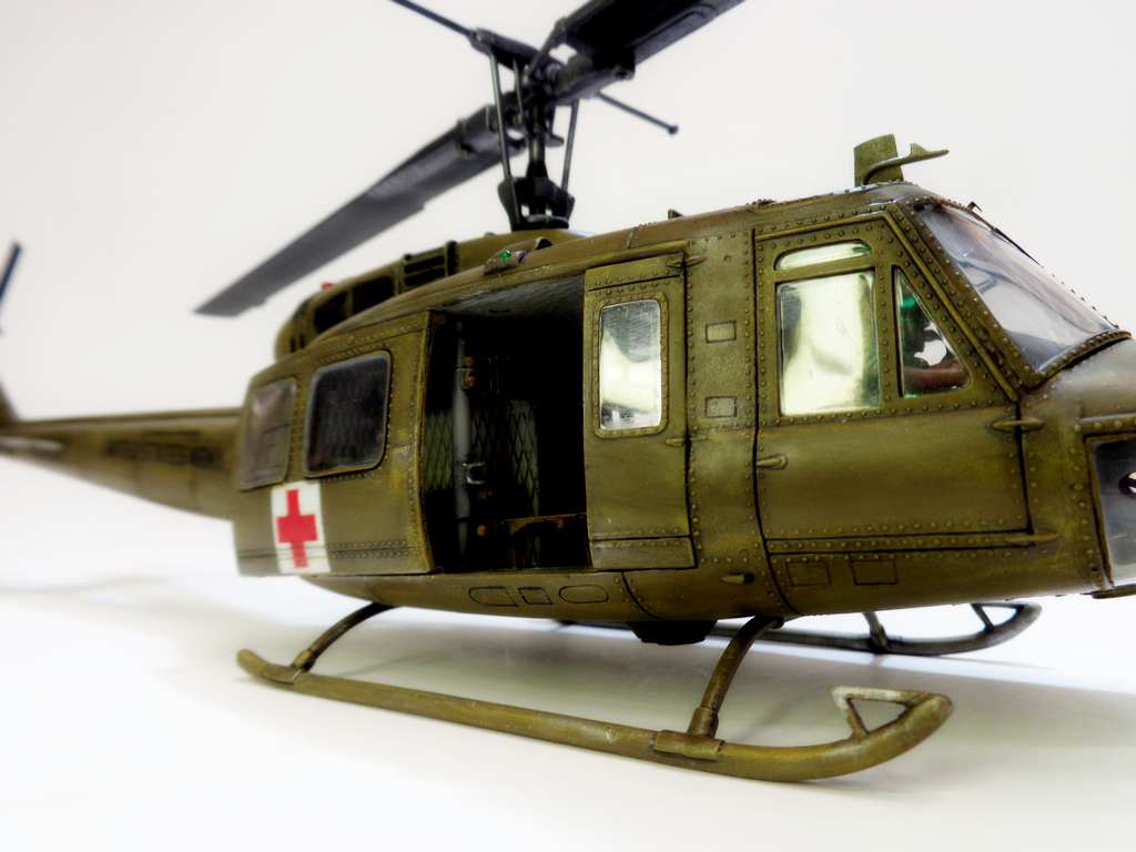 Bell UH-1D "Huey" - Dragon-1/35  2ejKJb-DSC01177