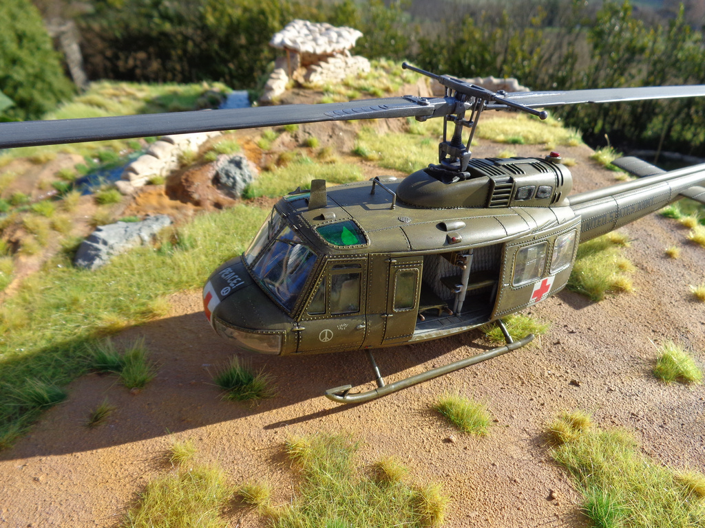 Bell UH-1D "Huey" - Dragon-1/35  AdjKJb-DSC01231