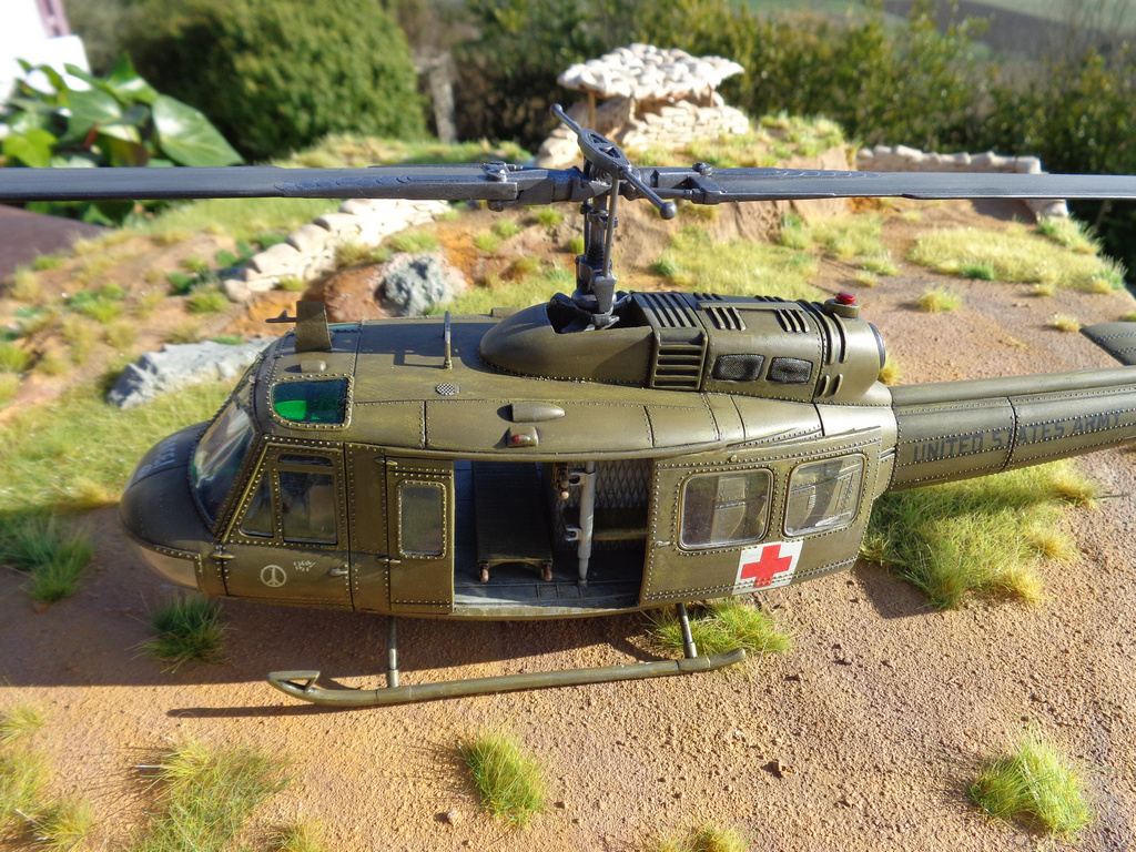 Bell UH-1D "Huey" - Dragon-1/35  BdjKJb-DSC01232