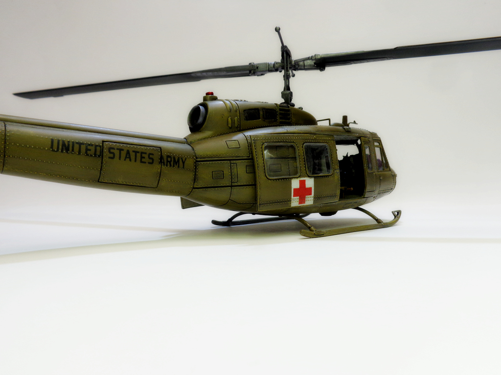 Bell UH-1D "Huey" - Dragon-1/35  HejKJb-DSC01147