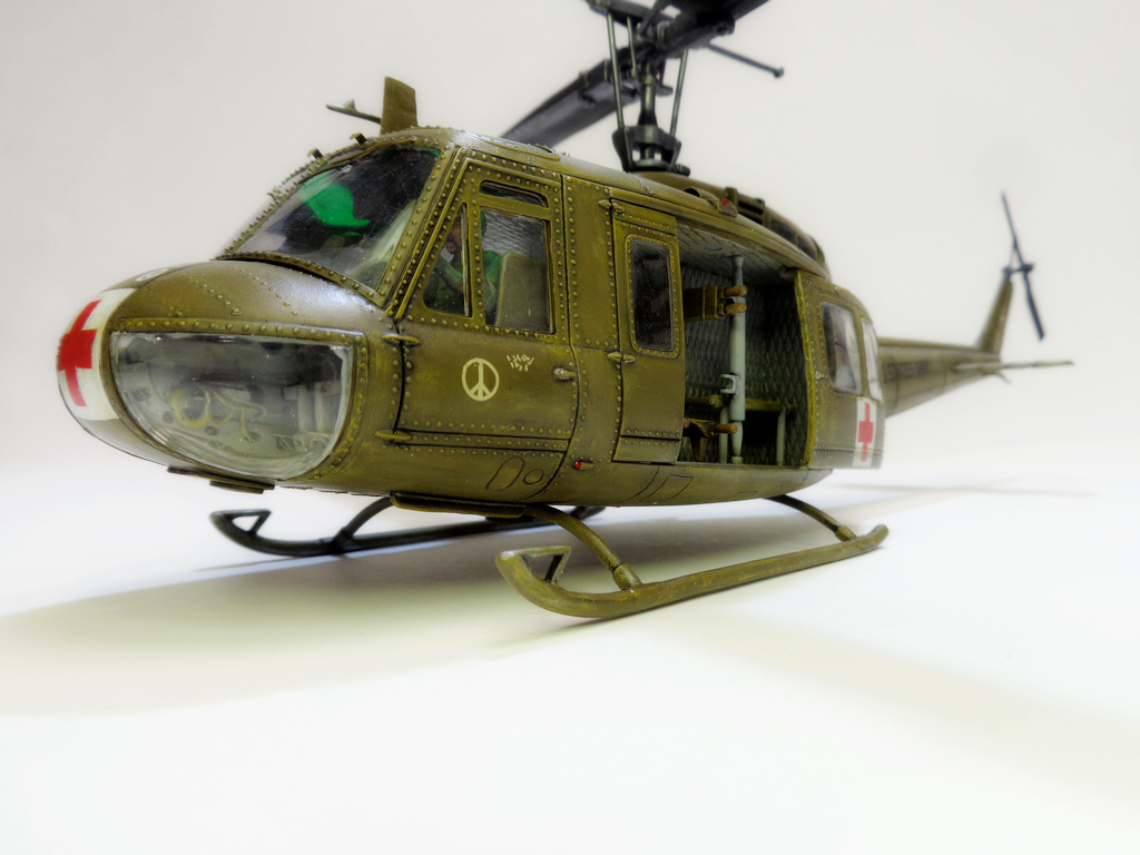 Bell UH-1D "Huey" - Dragon-1/35  KejKJb-DSC01152