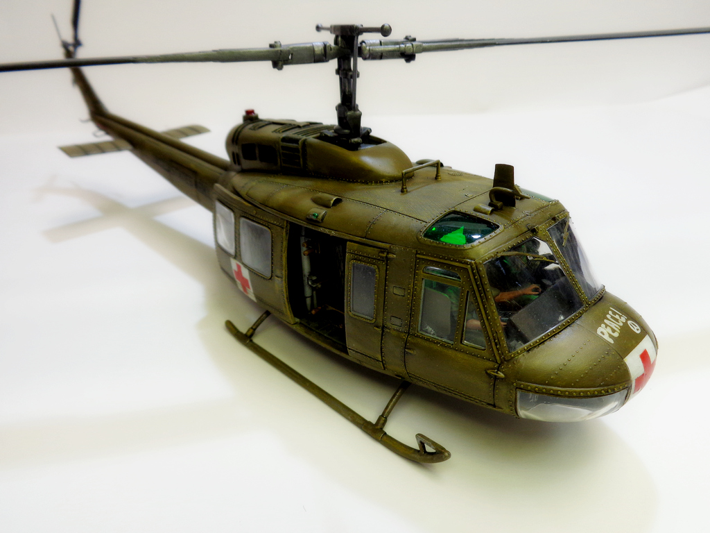Bell UH-1D "Huey" - Dragon-1/35  PejKJb-DSC01160