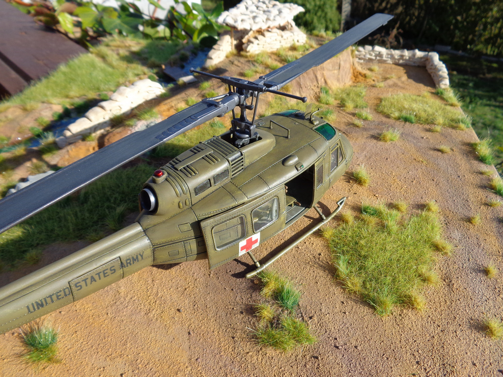 Bell UH-1D "Huey" - Dragon-1/35  QdjKJb-DSC01251