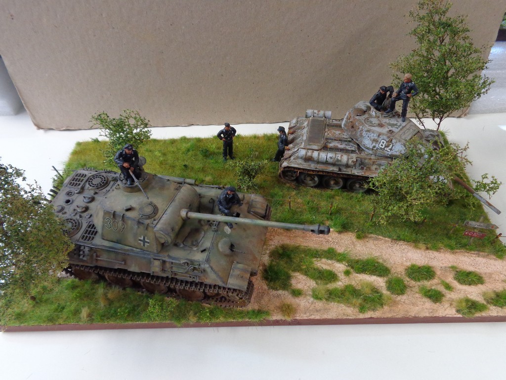 Diorama 1/35 - équipage de Panther visite d'une épave de T-34 F0RKJb-4lvpIZ