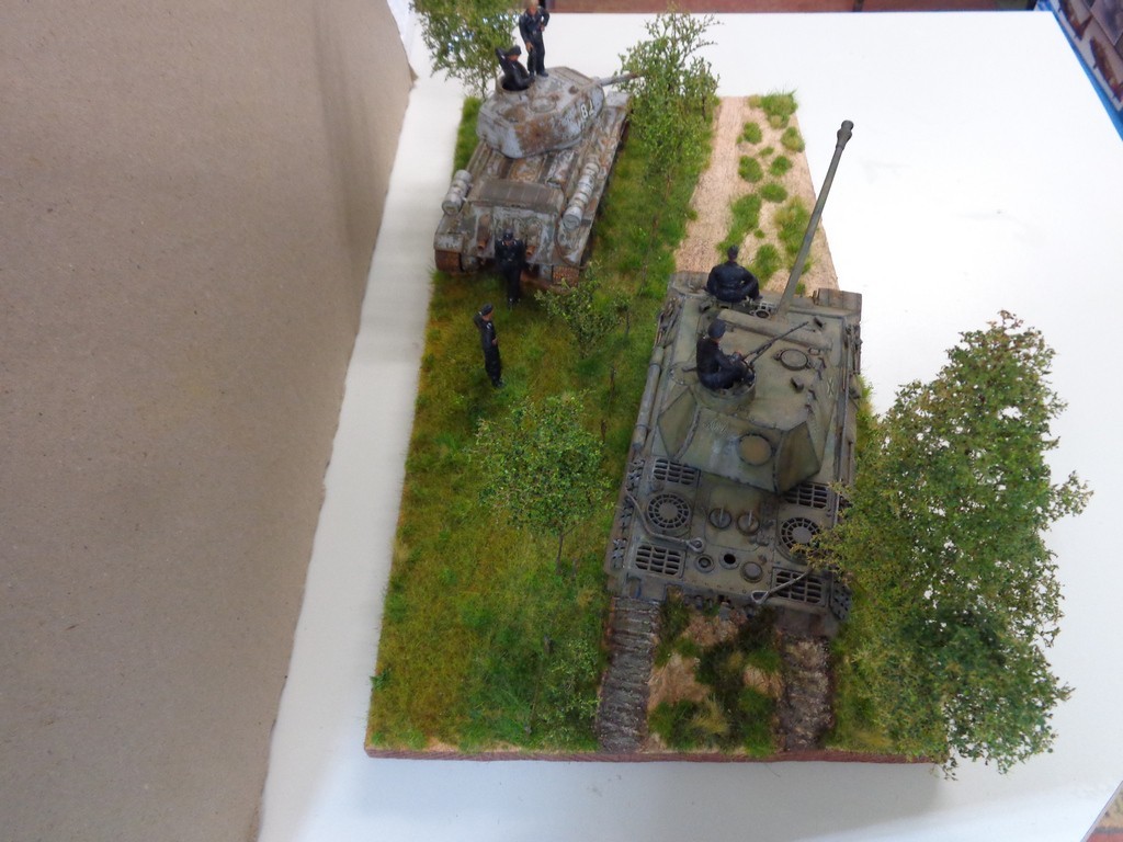 Diorama 1/35 - équipage de Panther visite d'une épave de T-34 K0RKJb-pVZS1h