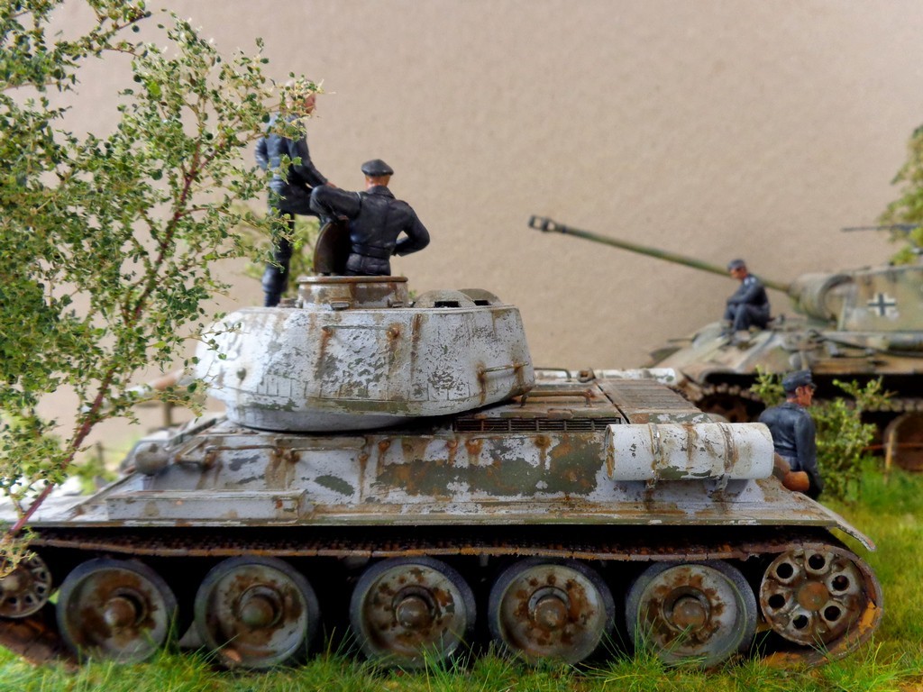 Diorama 1/35 - équipage de Panther visite d'une épave de T-34 L0RKJb-Q3iptK