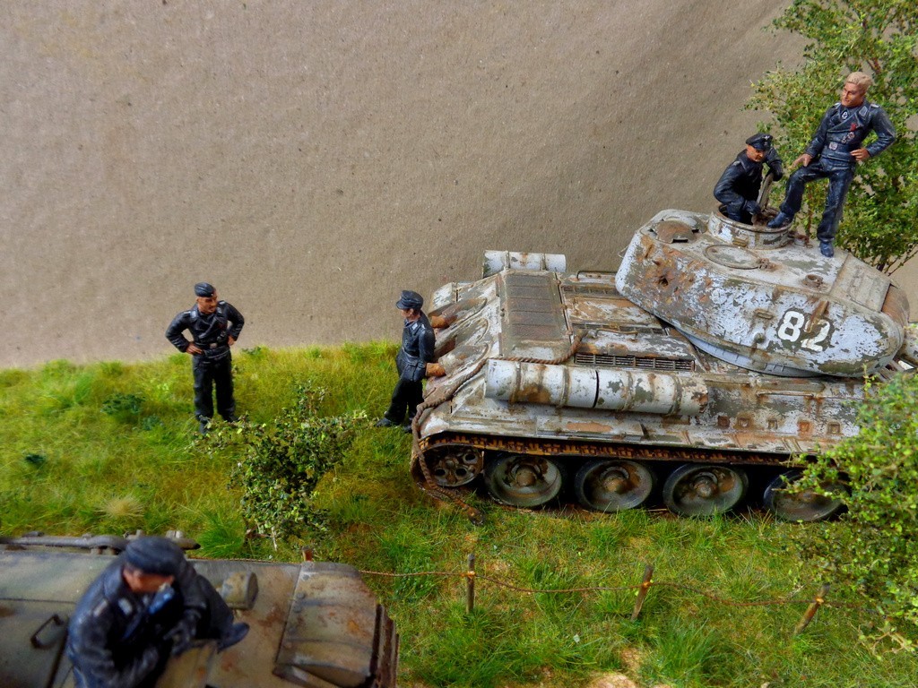 Diorama 1/35 - équipage de Panther visite d'une épave de T-34 M0RKJb-qmKsLz