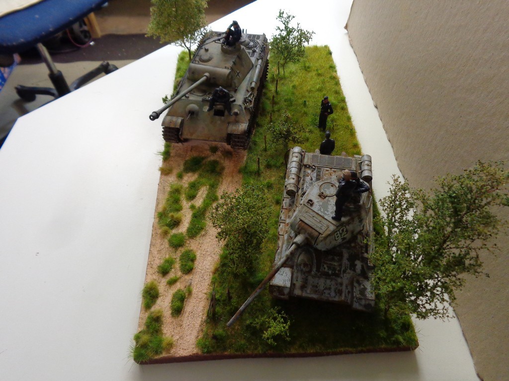 Diorama 1/35 - équipage de Panther visite d'une épave de T-34 N0RKJb-V8zc0u