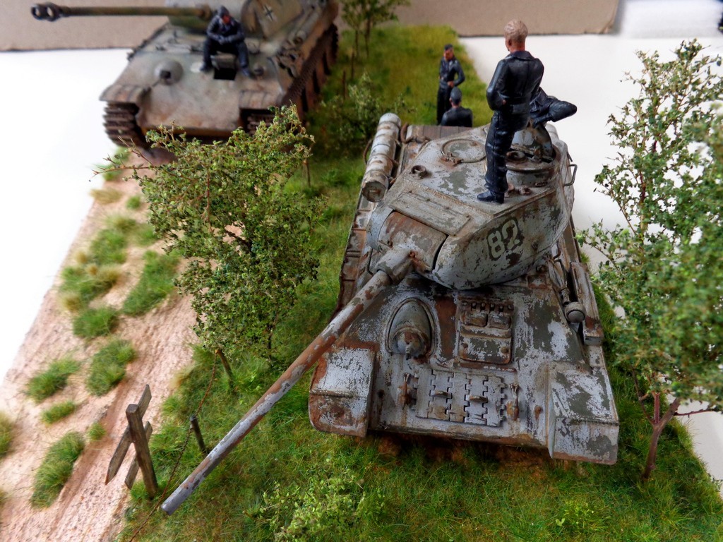 Diorama 1/35 - équipage de Panther visite d'une épave de T-34 O0RKJb-VzUk2w