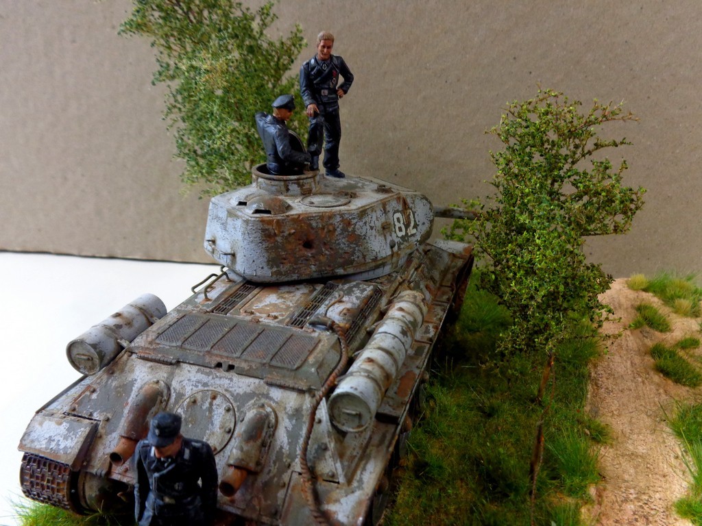 Diorama 1/35 - équipage de Panther visite d'une épave de T-34 P0RKJb-z31y72