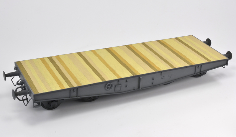 The deck of the rail car was painted with diffrent shades of Vallejo acrylics, the metal structre was given some different grey shades (3)
