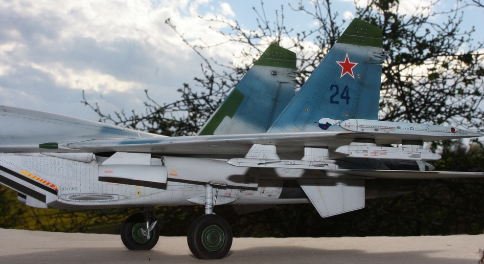 Sukhoi SU-27 Flanker B Trumpeter 1/32 RraNJb-10